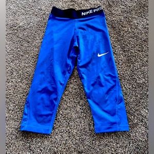 BRAND NEW ON BRAND NIKE CAPRIS